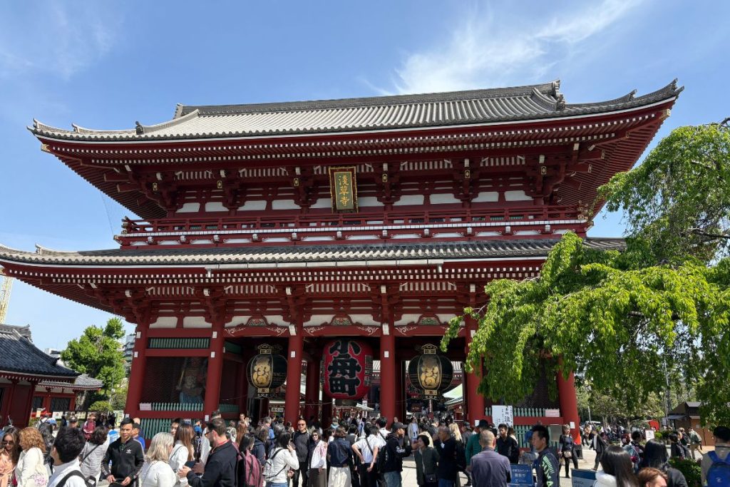 Crowds gathered beneath Kaminari-mon Gate at Senso-ji Temple